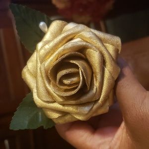 Gold rose boutonnieres.